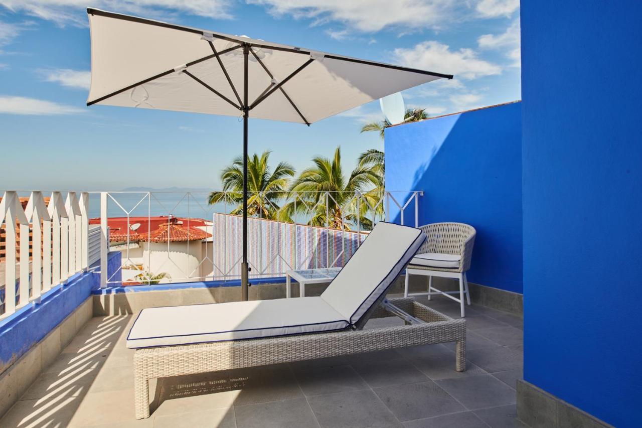 Hotel Luxury Patio Azul (Adults Only) Puerto Vallarta Eksteriør bilde A cantilever umbrella