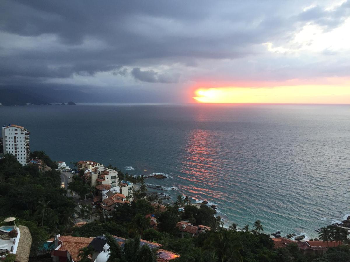 Hotel Luxury Patio Azul (Adults Only) Puerto Vallarta Eksteriør bilde Sunset over the Pacific Ocean in Puerto Vallarta, Mexico